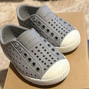 Native Kids Sneakers - Gray and White